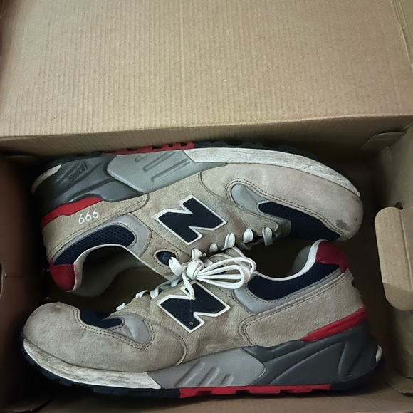 2 pairs New Balance used - Picture 2 of 16